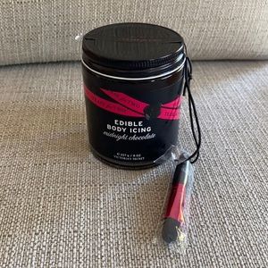 Victoria’s Secret sexy extras